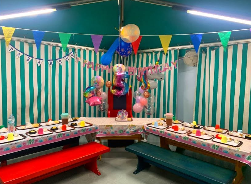 Espaço preparado para uma festa de aniversário